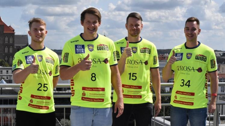 Sind guter Dinge und voller Tatendrang (von links): U19-Vize-Weltmeister Jaris Tobeler, Jonas Ottsen, Tim Völzke und Per Oke Kohnagel (dessen älterer Bruder Lasse übrigens für Saison-Auftaktgegner HG Hamburg-Barmbek spielt). Sind guter Dinge und voller Tatendrang (von links): U19-Vize-Weltmeister Jaris Tobeler, Jonas Ottsen, Tim Völzke und Per Oke Kohnagel (dessen älterer Bruder Lasse übrigens für Saison-Auftaktgegner HG Hamburg-Barmbek spielt).
