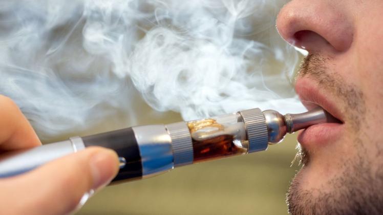 In den USA ist erstmals ein Dampfer nach dem rauchen einer E-Zigarette gestorben. Foto: dpa/Friso Gentsch