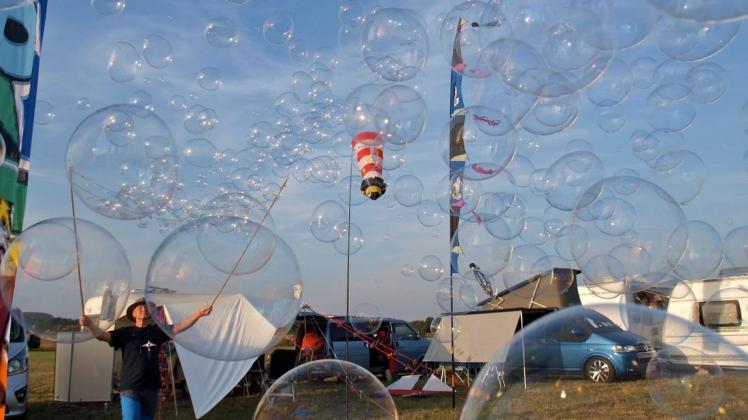 Märchenhafte Seifenblasen zaubern die Bremer Drachenschwänze in die Luft. 