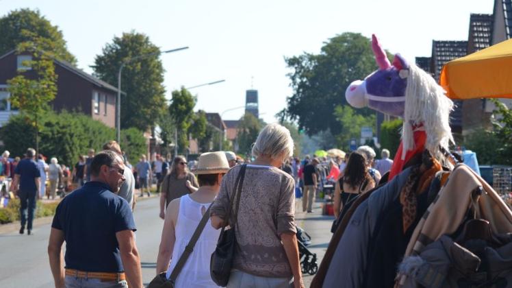 Als Flohmarktmeile bewährte sich am Samstag, 24. August, einmal mehr der Lutterdamm. Foto: Heiner Beinke