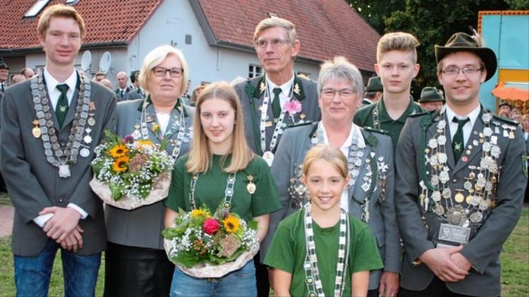 Regieren noch bis zum kommenden Wochenende: (v. l.) Jugendkönig Mirko Timmermann, Alterskönigin Sabine Bruns, Jugendkönigin Lara Oldendorf, Alterskönig Günter Auffarth, Schülerkönigin Kaja Bleydorn, Königin Gunda Meyer, Schülerkönig Janne Brinkmann und König Michael Helmbold. Regieren noch bis zum kommenden Wochenende: (v. l.) Jugendkönig Mirko Timmermann, Alterskönigin Sabine Bruns, Jugendkönigin Lara Oldendorf, Alterskönig Günter Auffarth, Schülerkönigin Kaja Bleydorn, Königin Gunda Meyer, Schülerkönig Janne Brinkmann und König Michael Helmbold.