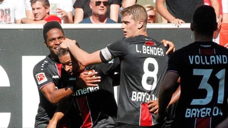 Die Leverkusener Spieler freuen sich über den Sieg gegen Fortuna Düsseldorf. 