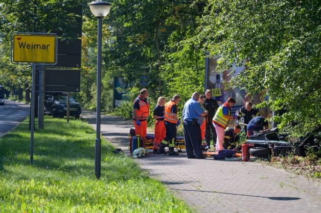 Rettungskräfte bemühen sich in Weimar um den Verletzten. Foto: dpa/Johannes Krey Rettungskräfte bemühen sich in Weimar um den Verletzten. Foto: dpa/Johannes Krey