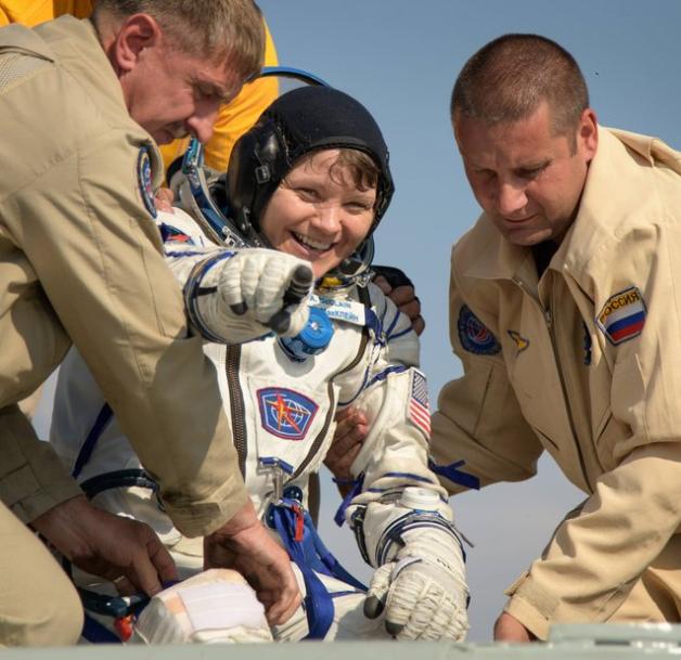 Astronautin Anne McClain bei ihrer Rückkehr aus dem All am 25. Juni 2019. Foto: imago images / UPI Photo