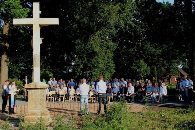 Die „Einweihungstrilogie“ im Schapener Ortsteil Borken stieß auf reges Interesse. Foto: Anne Bremenkamp Die „Einweihungstrilogie“ im Schapener Ortsteil Borken stieß auf reges Interesse. Foto: Anne Bremenkamp