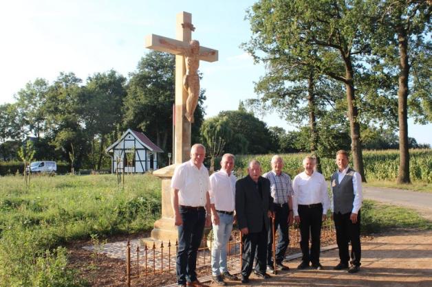 Ein paradiesisches Gesamtensemble im Schapener Ortsteil Borken mit blühender Streuobstwiese, historischem Hofkreuz und einladendem Bushäuschen in Fachwerkbauweise wurde jetzt dank der Initiative der Borkener Dorfgemeinschaft und dem Heimatverein Schapen eingeweiht. Foto: Anne Bremenkamp Ein paradiesisches Gesamtensemble im Schapener Ortsteil Borken mit blühender Streuobstwiese, historischem Hofkreuz und einladendem Bushäuschen in Fachwerkbauweise wurde jetzt dank der Initiative der Borkener Dorfgemeinschaft und dem Heimatverein Schapen eingeweiht. Foto: Anne Bremenkamp