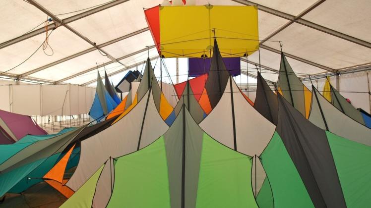 Ein Zelt voller Drachen für das Feuerwerk ist vom Drachenclub Osnabrück vorbereitet worden. 
