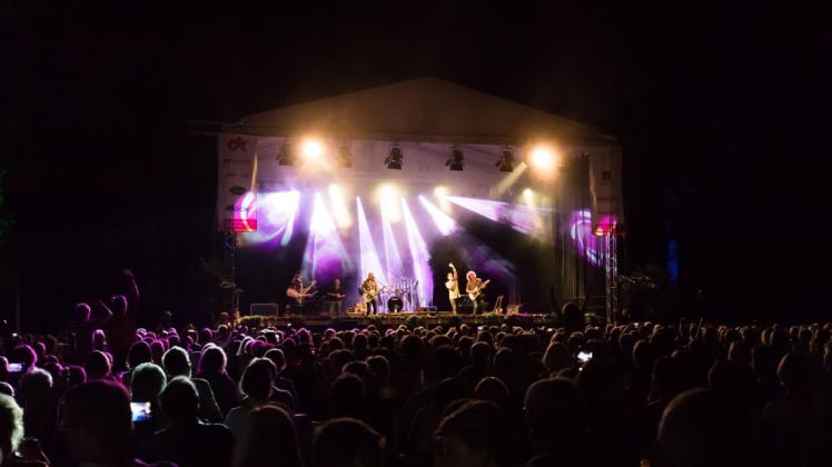 "Maffay-pur" begeisterte das Delmenhorster Publikum auf der Burginsel mit Liedern von Peter Maffay. Foto: Melanie Hohmann