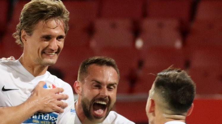 Kai Bülow (r.) freut sich mit Pascal Breier (M.) und Nico Rieble über den vermeintlichen Siegtereffer zum 2:1. Foto: Lutz Bongarts
2-2 jubel von Kai Bülow FC Hansa Rostock
COPYRIGHT BY LUTZ BONGARTS Kai Bülow (r.) freut sich mit Pascal Breier (M.) und Nico Rieble über den vermeintlichen Siegtereffer zum 2:1. Foto: Lutz Bongarts
2-2 jubel von Kai Bülow FC Hansa Rostock
COPYRIGHT BY LUTZ BONGARTS