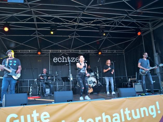 Zwei Stunden heizten die sechs Musiker den Fans beim Meller Drachenfest ein. Foto: Conny Rutsch

       