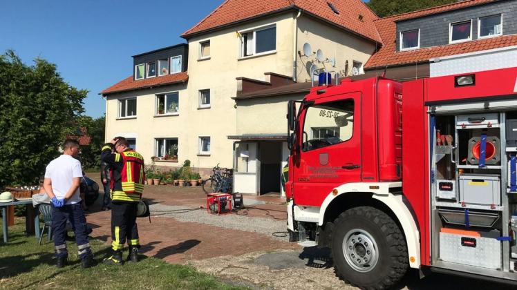 In diesem Mehrfamilienhaus in Wellingholzhausen ist am Samstag ein Elektrogrill in Brand geraten. Die Feuerwehr setzte zwei Lüfter ein, um das Erdgeschoss vom Rauch zu befreien. Foto: Martin Dove
