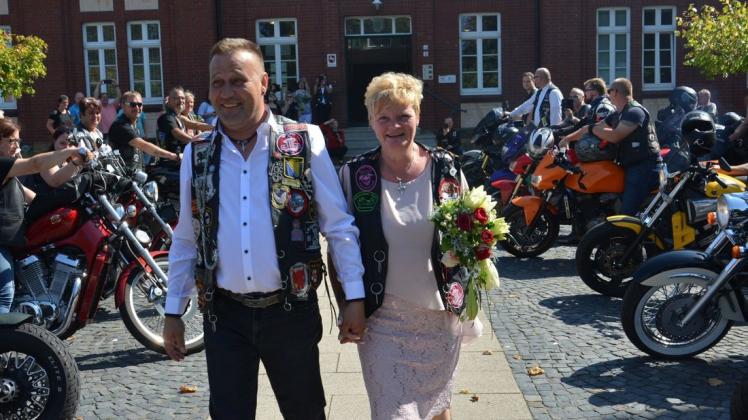 Hochzeitspaar in Kutten: Anita und Asim Kamenica vor dem Bramscher Rathaus. Foto: Holger Schulze
