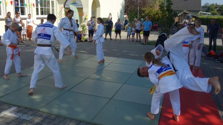 Judo auf dem Vorplatz: Die Vorführungen der BTB-Abteilung waren spektakulär. Am Ende durften Besucher  echte Judoka auf die Matte werfen. Foto: Ole Rosenbohm
