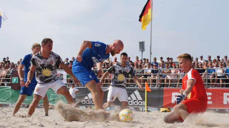 Action pur am Strand von Warnemünde: Robben-Kapitän Tim Kautermann hat aus kurzer Distanz die Chance zum Tor, scheitert aber an Düsseldorfs Nationaltorwart Marius Ebener. 