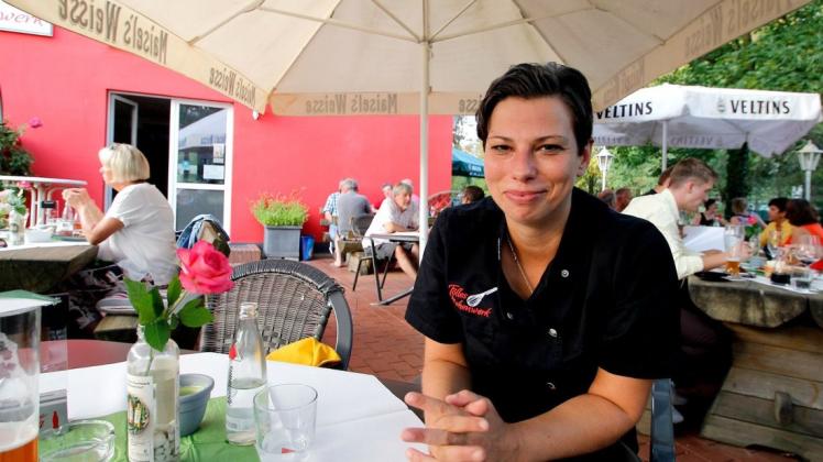 Seit vier Jahren betreibt Isabelle Tölle ihr Restaurant Tölles Küchenwerk in der Dodesheide. Im Sommer lockt ein Biergarten mit ländlichem Ambiente. Foto: Thomas Wübker