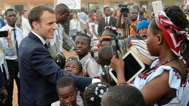 Emmanuel Macron, Präsident von Frankreich, in Burkina Fasos Hauptstadt. Er hat 2017 die Rückgabe von Kolonialkunst versprochen. 