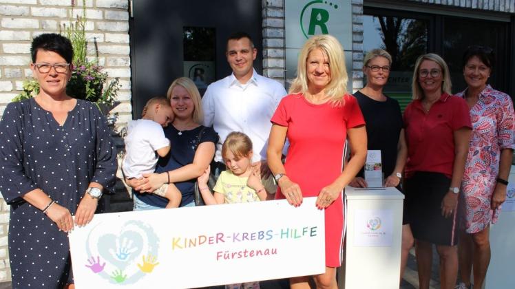 Soziales Engagement: Oliver Richter mit seiner Ehefrau, den beiden Kindern und dem Team der Kinderkrebshilfe Fürstenau. Foto: Maria Kohrmann-Unfeld