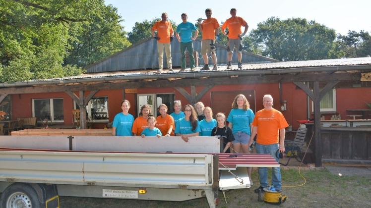 Zahlreiche freiwillige Helfer haben mitgewirkt, um das Dach am westlichen Teil der Reithalle des Reitvereins Ueffeln-Balkum zu sanieren. Foto: Holger Schulze
