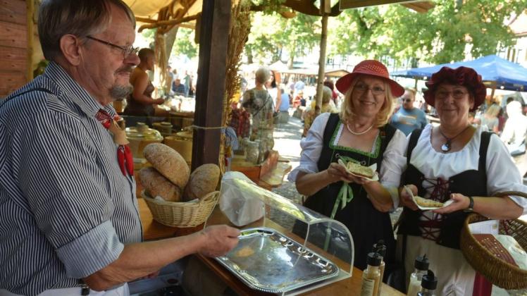 Leckereien nach alter Rezeptur, Holzbuden wie früher, Besucher in Verkleidung - alles auf dem Bad Essener Markt passte in den historischen Kontext. Foto: Martin Nobbe