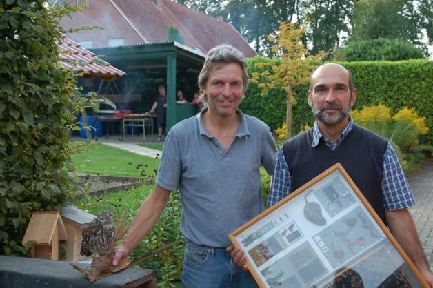 Jürgen Christiansen (links) und Ronald Siegmund-Stuckenberg  zeigten Exponate aus der Arbeit der Biologischen Station Haseniederung. Foto: Margarete Hartbecke
