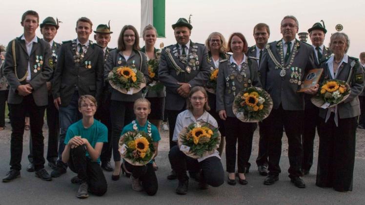 König Holger Blankemeyer (hinten, 7. von links) und Königin Sabine Strempler (hinten, 9. von links) beherrschen seit Sonntag die Schützen in Sandersfeld. Foto: Manuel Titze König Holger Blankemeyer (hinten, 7. von links) und Königin Sabine Strempler (hinten, 9. von links) beherrschen seit Sonntag die Schützen in Sandersfeld. Foto: Manuel Titze