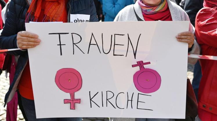 Teilnehmer einer Protestaktion der Katholische Frauengemeinschaft in der Erzdiözese Freiburg. Foto: dpa/Patrick Seeger