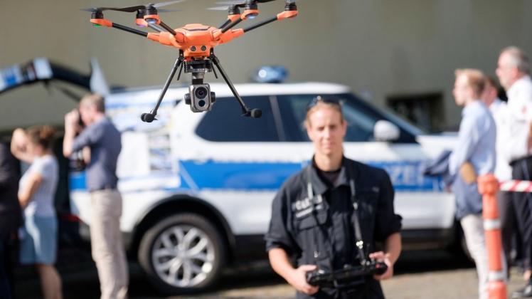 Polizeikommissarin Sarah Buchholz demonstriert die Steuerung einer Drohne vom Typ "Yuneek 520". Mit dem Flugobjekt können 3-D-Fotos von Unfällen gemacht werden.  Foto: Ole Spata/dpa