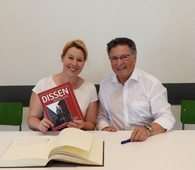 Geschenk: Hartmut Nümann überreichte der Ministerin Franziska Giffey ein Buch über seine Heimat Dissen, das er von einigen Jahren geschrieben hat.
Geschenk: Hartmut Nümann überreichte der Ministerin Franziska Giffey ein Buch über seine Heimat Dissen, das er von einigen Jahren geschrieben hat.
