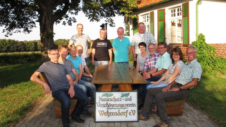 Der Vorstand des Vereins vor dem alten Bahnhof in Wehrendorf.  Foto: Naturschutz- und Verschönerungsverein