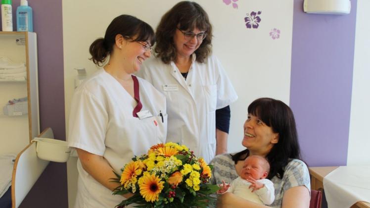 Mit Blumen gratulierten Tanja Fischer und Dr. Irmtraut Wester-Bromisch (von links) Angelika Kruse zur Geburt von Mia-Sophie. 