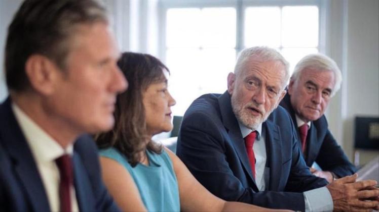 Mitglieder der Labour Party um Jeremy Corbyn (2.v.r.) bei einem Treffen der Oppositionsparteien in London. 