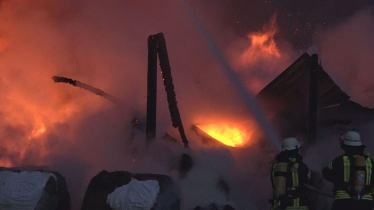 Das landwirtschaftliche Gebäude brannte komplett aus. Foto: Nonstopnews