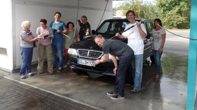 Rückblick: Zum 23. Mal werden für den Förderverein Autos gewaschen. Das Foto entstand im Jahr 2014. Archivfoto: Werner Barthel