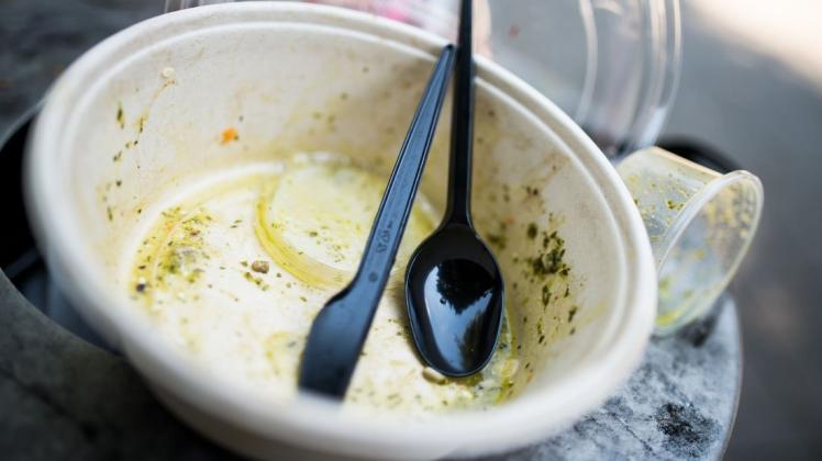 In der Mittagspause zum Imbiss hilft schnell gegen den Hunger, verursacht aber meist viel Plastikmüll. Foto: dpa/Alexander Heinl In der Mittagspause zum Imbiss hilft schnell gegen den Hunger, verursacht aber meist viel Plastikmüll. Foto: dpa/Alexander Heinl