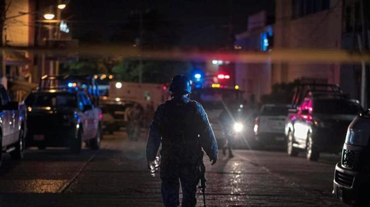 Ein Polizist patrouilliert in der Nähe des Nachtclubs, in dem bei einem mutmaßlichen Brandanschlag mindestens 23 Menschen gestorben sind. 