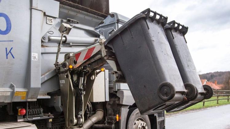 Bei der Entleerung mit dem Seitenlader kann die Mülltonne in einzelnen Fällen selbst zum Abfall werden. Symbolfoto: Jörn Martens