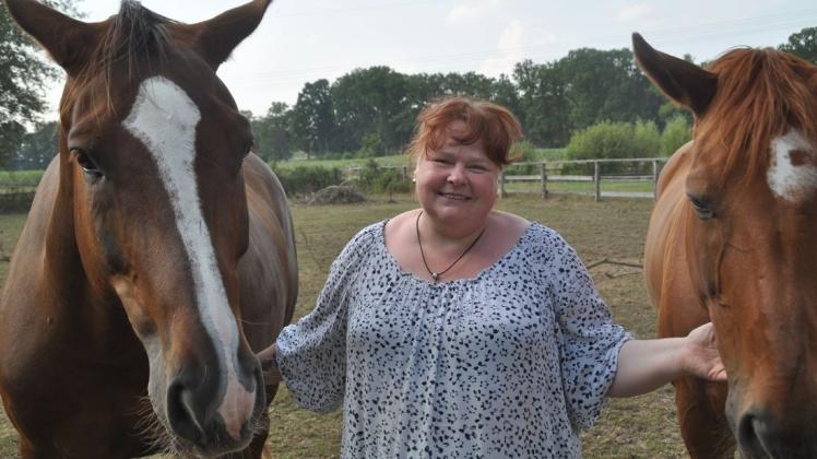 Seit 2006 kümmert sich Sonja Telscher auf ihrem Holunderhof um alte und kranke Tiere. Jetzt benötigt sie selbst Hilfe. Foto: Eva Voß