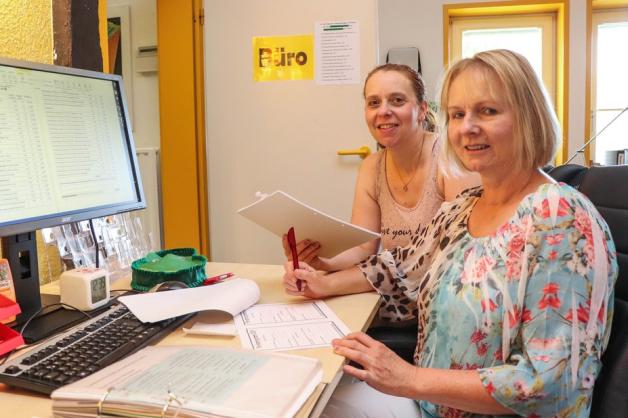 Fast fertig mit der Abrechnung der Bansen-Ferienspäße sind Bianca Feist (links) und Ulla Tschauder. Foto: Ursula Holtgrewe Fast fertig mit der Abrechnung der Bansen-Ferienspäße sind Bianca Feist (links) und Ulla Tschauder. Foto: Ursula Holtgrewe