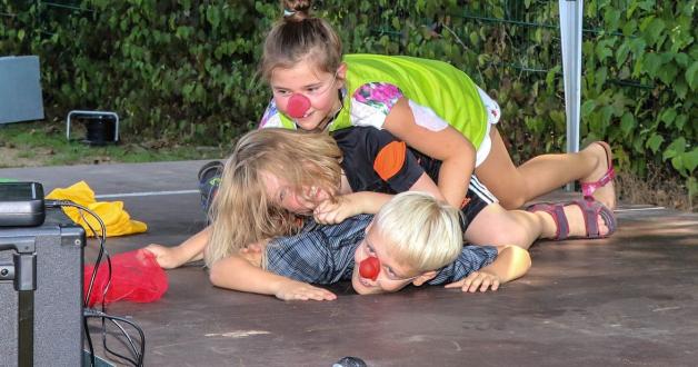 In einem fröhlichen Durcheinander endet die Turnstunde des Sketche-Trios Aileen (von oben), Hanna und Christian. Foto Ursula Holtgrewe In einem fröhlichen Durcheinander endet die Turnstunde des Sketche-Trios Aileen (von oben), Hanna und Christian. Foto Ursula Holtgrewe