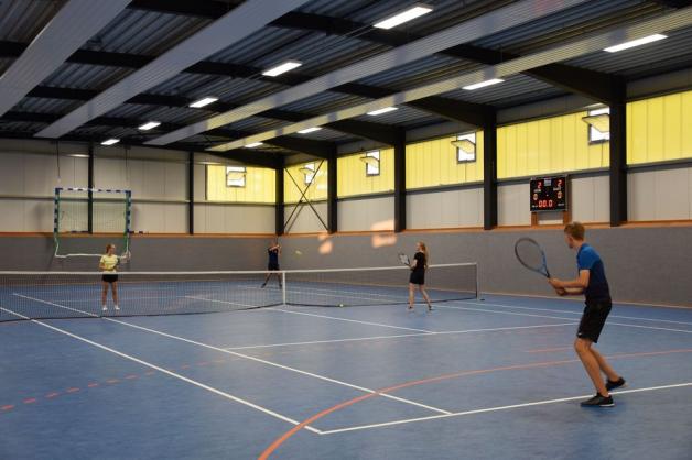 Auch Tennis geht in der neuen Halle, zeigten Jugendliche des TV Kettenkamp. Foto: Burkhard Dräger