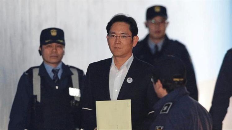 Lee Jae Yong droht erneut eine Haftstrafe. In erster Instanz war der 51-Jährige wegen Bestechung, Untreue und Meineids zu fünf Jahren Haft verurteilt worden. 
