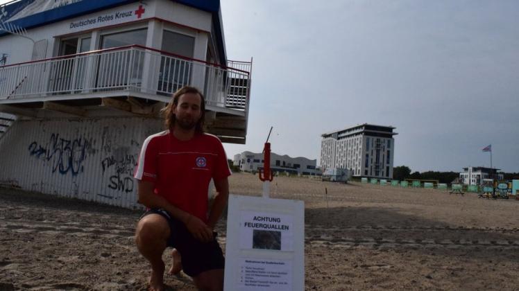 Rettungsschwimmer Robert Behrmann und die anderen Mitglieder der DRK-Wasserwacht, wissen genau, was Betroffene tun müssen, die mit Feuerquallen in Kontakt gekommen sind. Rettungsschwimmer Robert Behrmann und die anderen Mitglieder der DRK-Wasserwacht, wissen genau, was Betroffene tun müssen, die mit Feuerquallen in Kontakt gekommen sind.