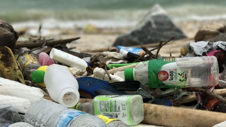 Mit einem Sex-Film gedreht an einem der am stärksten verschmutzten Strände der Welt will ein Unternehmen auf das Plastikproblem in den Meeren aufmerksam machen. (Symbolbild) Foto: Christoph Sator/dpa