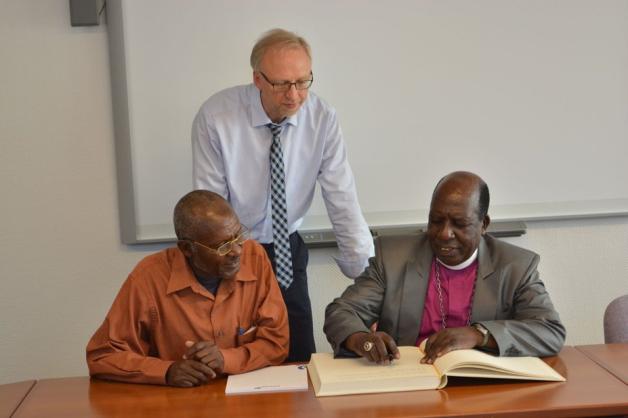 Bürgermeister von Hamai, Mohamed Mayingu und Bischof Amon Kinyunyu trugen sich in das Goldene Buch der Gemeinde Geeste ein. Foto: Gemeinde Geeste