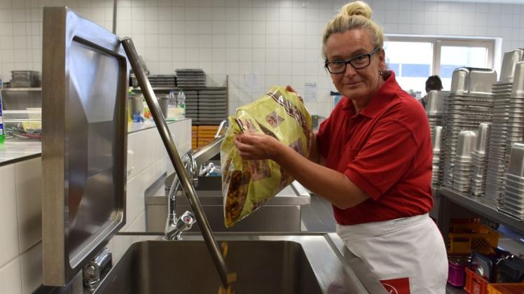 Die stellvertretende Küchenchefin Christel Weber gibt einen Einblick in den Alltag einer Großküche.