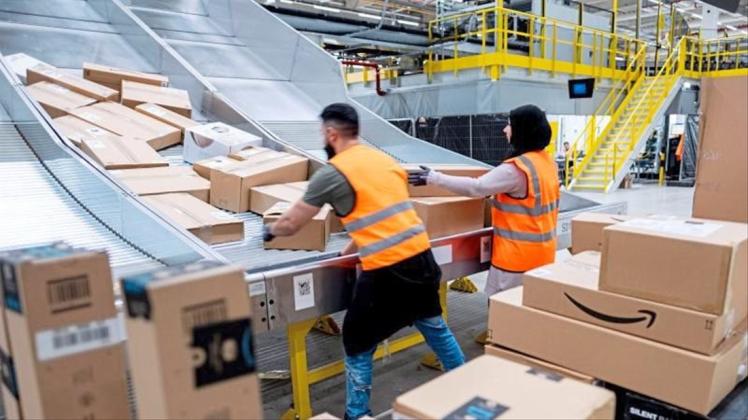 Mitarbeiter des Paketversenders Amazon sortieren Pakete im Sortierzentrum in Garbsen. 