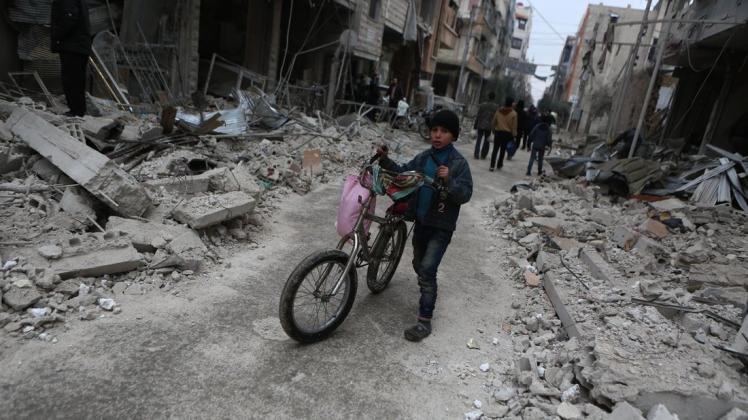 Dieses Bild entstand im Februar 2018 in der zerbombten syrischen Region Ost-Ghuta. Die Folgen von Kriegstraumata zeigen sich oft erst, wenn Geflüchtete zur Ruhe gekommen sind - das gilt für Erwachsene wie für Kinder. Foto: Archiv/Samer Bouidani/dpa
