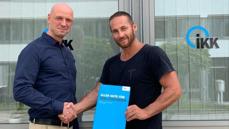 Ralf Rüger, Netzwerkmanager der IKK Nord, und Tomas Kurka, spielender Co-Trainer der Piranhas, bei der Vertragsübergabe Ralf Rüger, Netzwerkmanager der IKK Nord, und Tomas Kurka, spielender Co-Trainer der Piranhas, bei der Vertragsübergabe