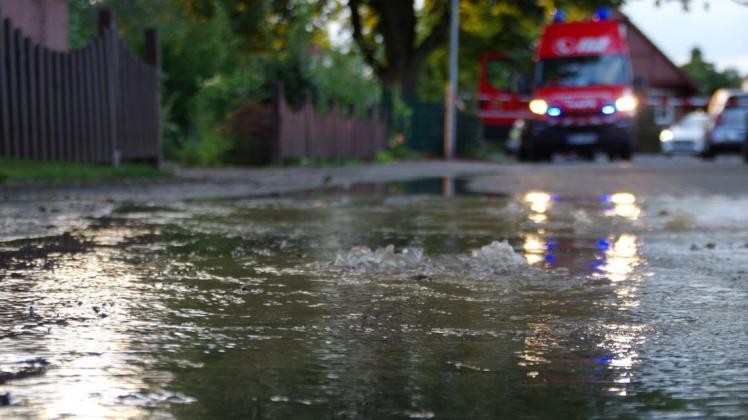 Auf einer Länge von fünf Metern drang das Wasser aus der Straße. Foto: Günther Richter
