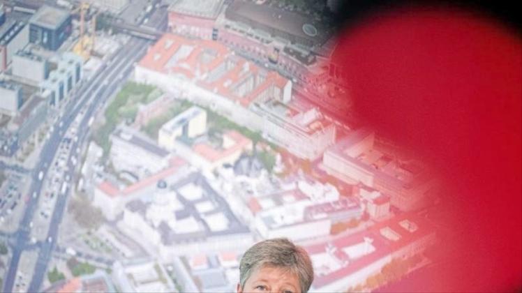 Katrin Lompscher (Die Linke), Berliner Senatorin für Stadtentwicklung und Wohnen: Der geplante Mietendeckel in Berlin wird voraussichtlich weniger Mietsenkungen bringen als zunächst geplant. 